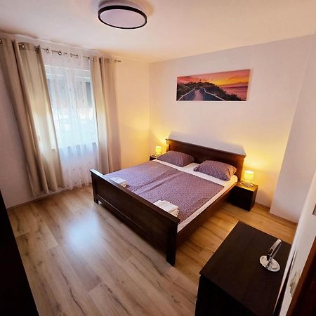 Spacious Apartment With Parking&Garden Marcana Bagian luar foto